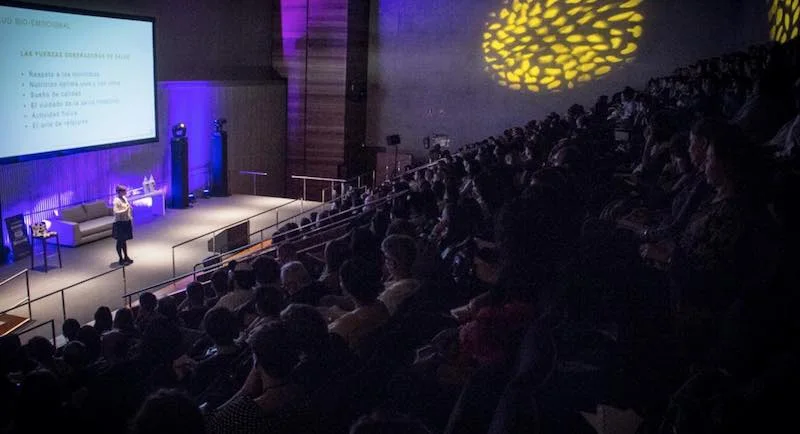 La Dra. Lourdes Tomás durante una conferencia