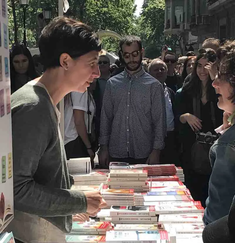 La Dra. Lourdes Tomás firmando ejemplares de su libro