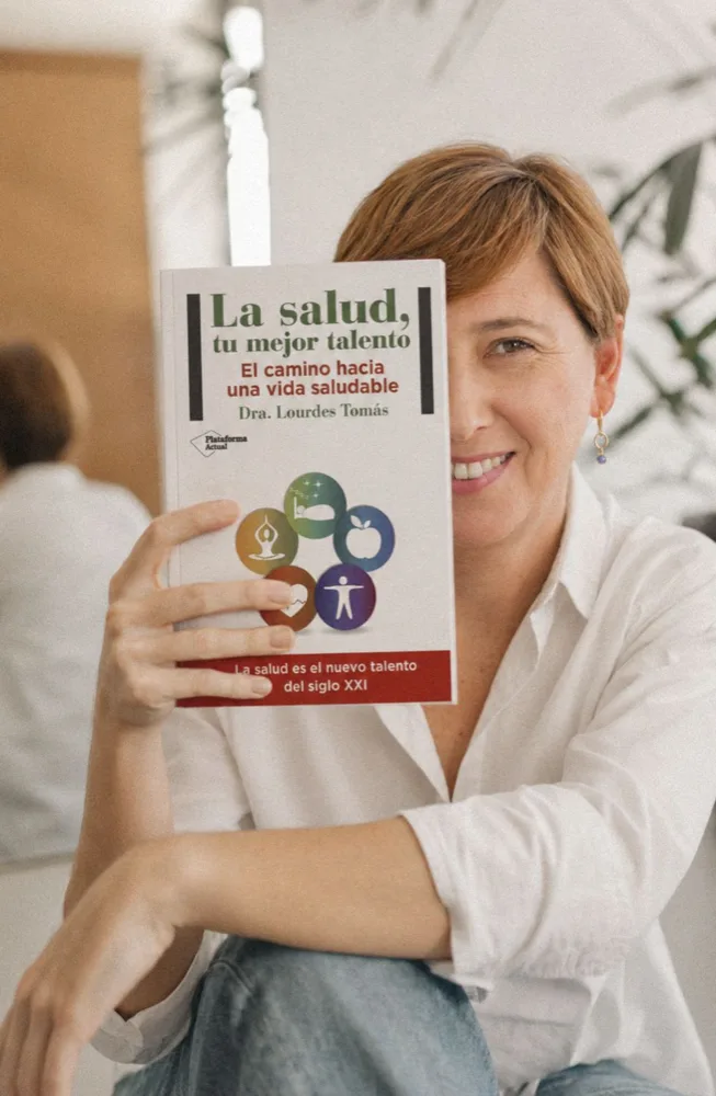 La Dra. Lourdes Tomás con su libro