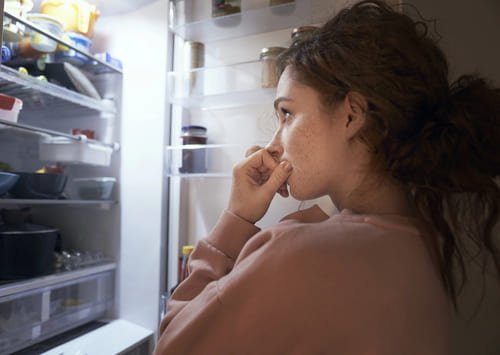 ¿Comes de noche por la ansiedad? Cómo dominar tus antojos y recuperar el control (aunque creas que te falta fuerza de voluntad)