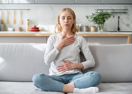 Dolor en el pecho por ansiedad: cómo distinguirlo de un infarto y cómo calmarlo